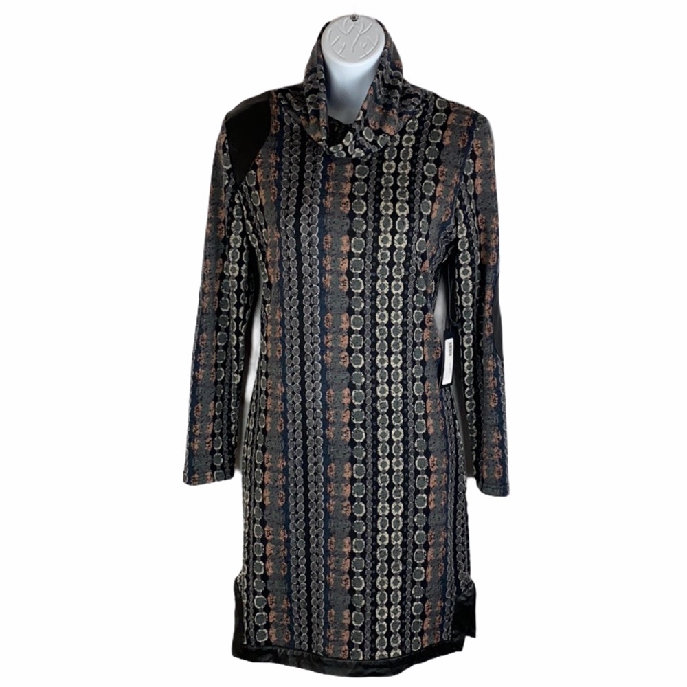 Line & Dot Side Split With Patch Detailed Dress